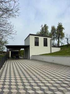 a white house with a large driveway at La casa de Nora in Duga Resa