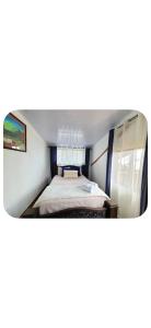 a bed in the back of a small room at Cabaña kobata in Villa Mills