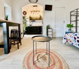 a living room with a table and a kitchen at Studio refait à neuf Chez Linda in Zicavo