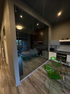 a room with a glass room with a table and chairs at Smartstay Porta in Porta Westfalica