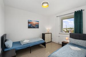 a small bedroom with a bed and a window at MK Apartment Delmenhorst nähe Bremen 21 in Delmenhorst