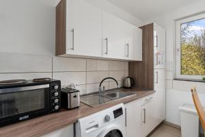a kitchen with a microwave and a sink at MK Apartment Delmenhorst nähe Bremen 21 in Delmenhorst