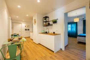 a kitchen and a living room with a table at Bed & Breakfast Across The Room(e) in Rome