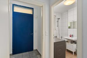 a blue door in a bathroom with a sink at MK Apartments Delmenhorst nähe Bremen 20 in Delmenhorst