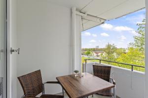 a table and chairs on a balcony with a view at MK Apartments Delmenhorst nähe Bremen 20 in Delmenhorst