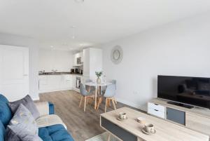 a living room with a couch and a table at Central Birmingham 2 BED Modern Spacious Apartment in Birmingham