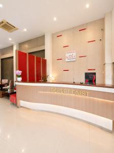 a hotel lobby with a reception desk and a reputation institute at Scarlet Hotel Stasiun Bandung in Bandung