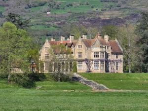 a large house on a hill with a grass field at El Limonero in Arenas de Iguña