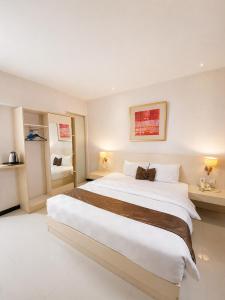 a large bedroom with a large white bed in it at Scarlet Hotel Stasiun Bandung in Bandung +21 photos
