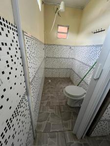 a bathroom with a toilet in a shower at Pousada Rural João De Barro 1 in Capela Ivapurunduva