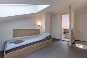 a bedroom with a bed and a skylight at Zamárdi Parti Apartman in Zamárdi