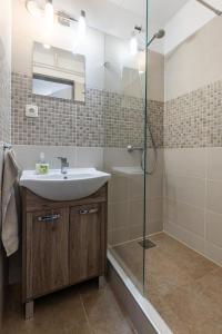 a bathroom with a sink and a shower at Zamárdi Parti Apartman in Zamárdi +50 photos
