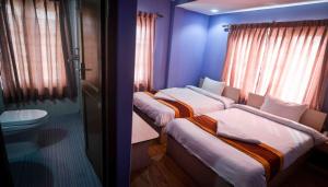 A bed or beds in a room at OYO 789 Hotel Shivam Plaza