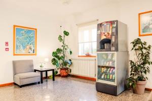 ein Wohnzimmer mit Kühlschrank und Stuhl in der Unterkunft Hotel Flor do Minho in Valença