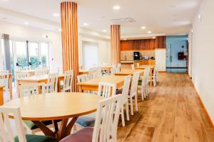 ein Esszimmer mit Holztischen und Stühlen in der Unterkunft Hotel Flor do Minho in Valença
