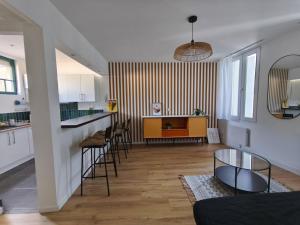 a kitchen and living room with a table and chairs at Hyper centre Libourne - Cosy & tout à pied in Libourne