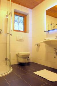 A bathroom at Alberta's Ferienhaus