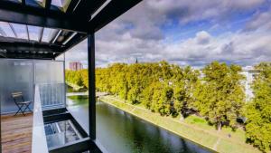 una vista sul fiume dal balcone di una casa di Studio Avec Terrace DOCKS a Strasburgo