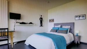 ストラスブールにあるStudio Avec Terrace DOCKSのベッドルーム1室(ベッド1台、壁にテレビ付)