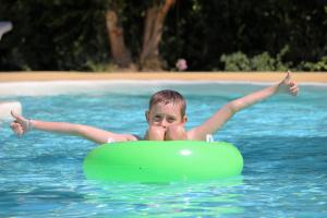 Bazén v ubytování Camping Le Dolium nebo v jeho okolí