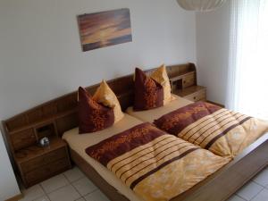 dos camas sentadas una al lado de la otra en un dormitorio en Ferienhaus Margaretha, en Hallschlag