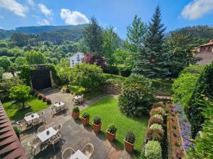 an aerial view of a garden with tables and chairs at Casona De La Pinta in Ríocorvo