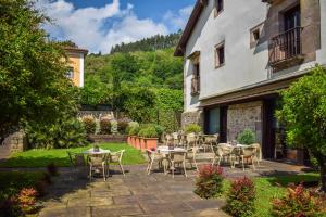 a patio with tables and chairs next to a building at Casona De La Pinta in Ríocorvo +33 photos