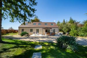 a house with a yard with a patio at Les Etangs de la Bassée in Gravon