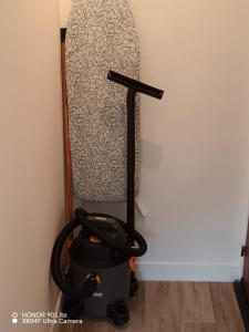 a room with a vacuum in the corner of a room at Les Marines du Cachalot in Villers-sur-Mer