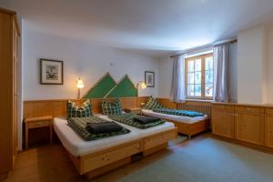 ein Schlafzimmer mit zwei Betten und einem Fenster in der Unterkunft d'klause in Marul