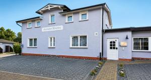 a white building with a sign that reads family hazard at Hotel Pension Vineta Rügen in Baabe