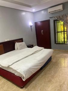 a bedroom with a large bed in a room at Hymax Grace hotel in Bolorunpelu