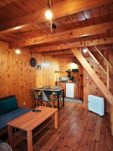 a living room with a table and a kitchen at u HELanki - Domki letniskowe przy samej plaży - Kuźnica in Kuźnica