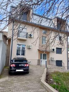 Ein schwarzes Auto parkte vor einem Haus in der Unterkunft Cavdarov in Štip
