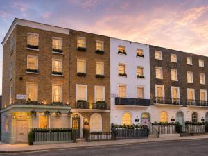 a large brick building on a city street at The Rokxy Townhouses & Residences - Kings Cross in London