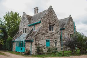 an old stone house with a blue door at Greenwood Manor in Peterborough