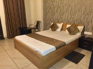 a large bed in a room with at Hotel Comfort Inn in Rānchī