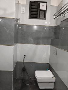 a bathroom with a toilet and a shower at Hotel Comfort Inn in Rānchī +14 photos