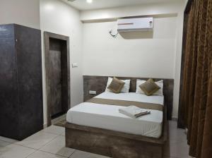 a bedroom with a bed and a air conditioner at Hotel Comfort Inn in Rānchī