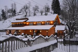 ラーゼシュチュナにあるFortunaの雪に覆われた家