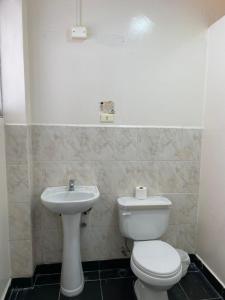 ein Badezimmer mit Toilette und Waschbecken in der Unterkunft HOTEL ASTORE Matta 2537 in Antofagasta