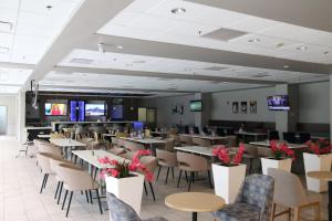 a dining room with tables and chairs at Holiday Inn - Piscataway - Somerset by IHG in Piscataway