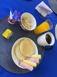 ein Teller mit Essen mit Pfannkuchen und Obst auf einem Tisch in der Unterkunft HOTEL ASTORE Matta 2537 in Antofagasta + 3 Fotos