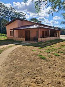 a house with a large yard in front of it at Cottage Saint Antoine in Pedra Azul