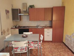 a kitchen with a table and chairs in a kitchen at Casa Cristina in Ospedaletto Euganeo +9 photos