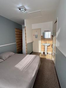 a bedroom with a bed and a sink at California in Maretz