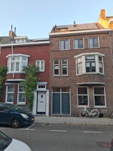 a brick building with a bike parked in front of it at B&B Pied à Pieter in Maastricht