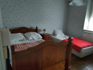 a bedroom with two beds and a window at Maison 'Dédé' in La Chapelle-Taillefert