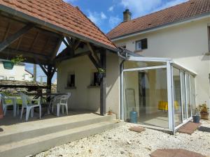 an extension to a house with a glass door at Maison 'Dédé' in La Chapelle-Taillefert