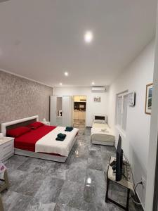 a bedroom with a bed and a television in it at Apartmani Evelin 1 in Veliko Gradište